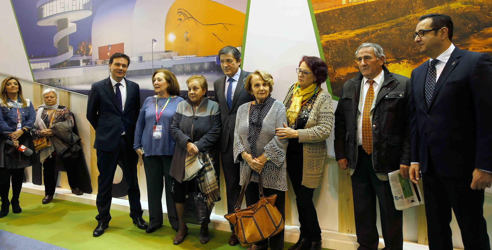 En la imagen representantes de los Centros Asturianos de la provincia de Madrid con la autoridades del Principado