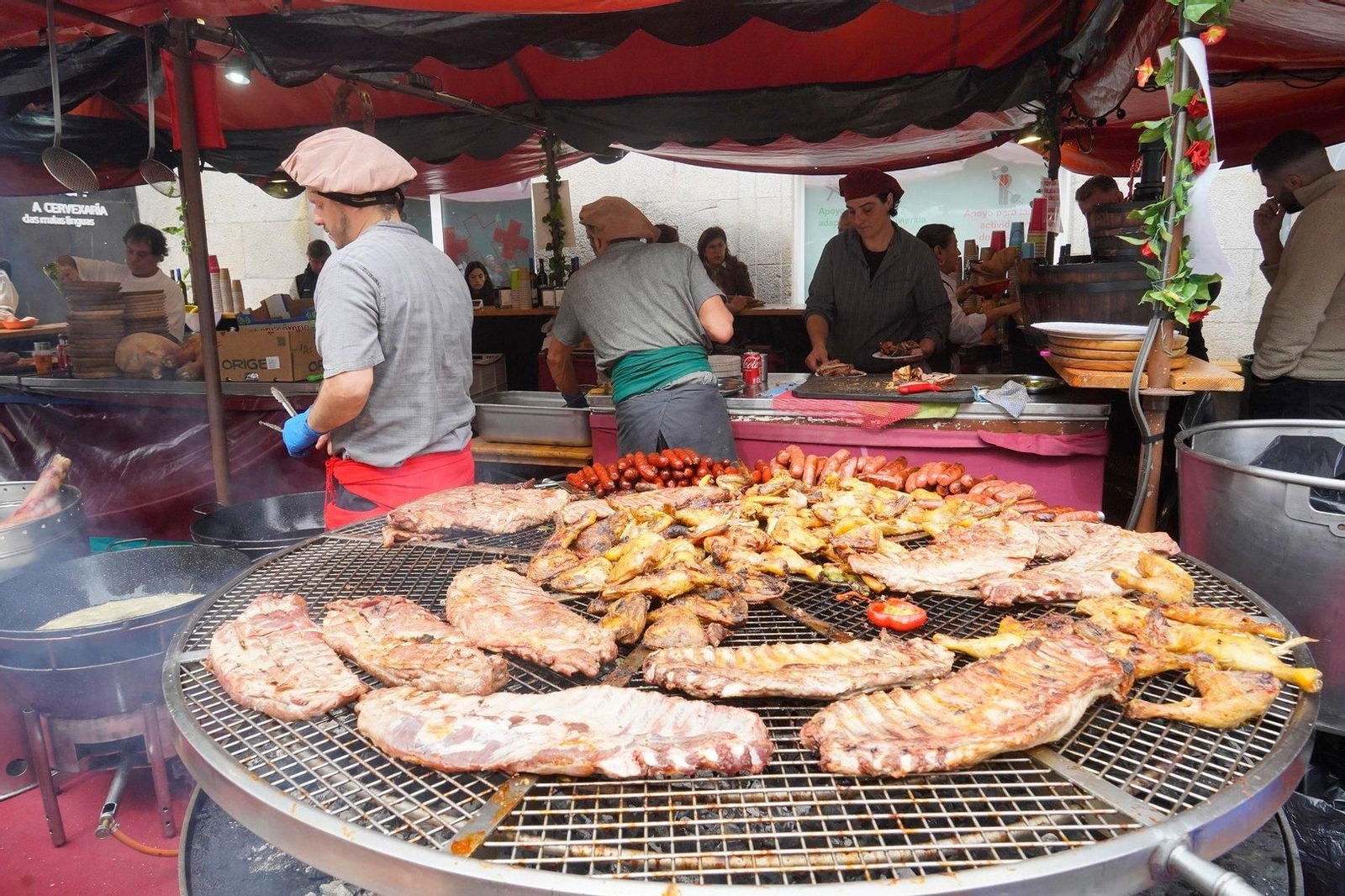 Puestos de comida en el mercado de la Reconquista.