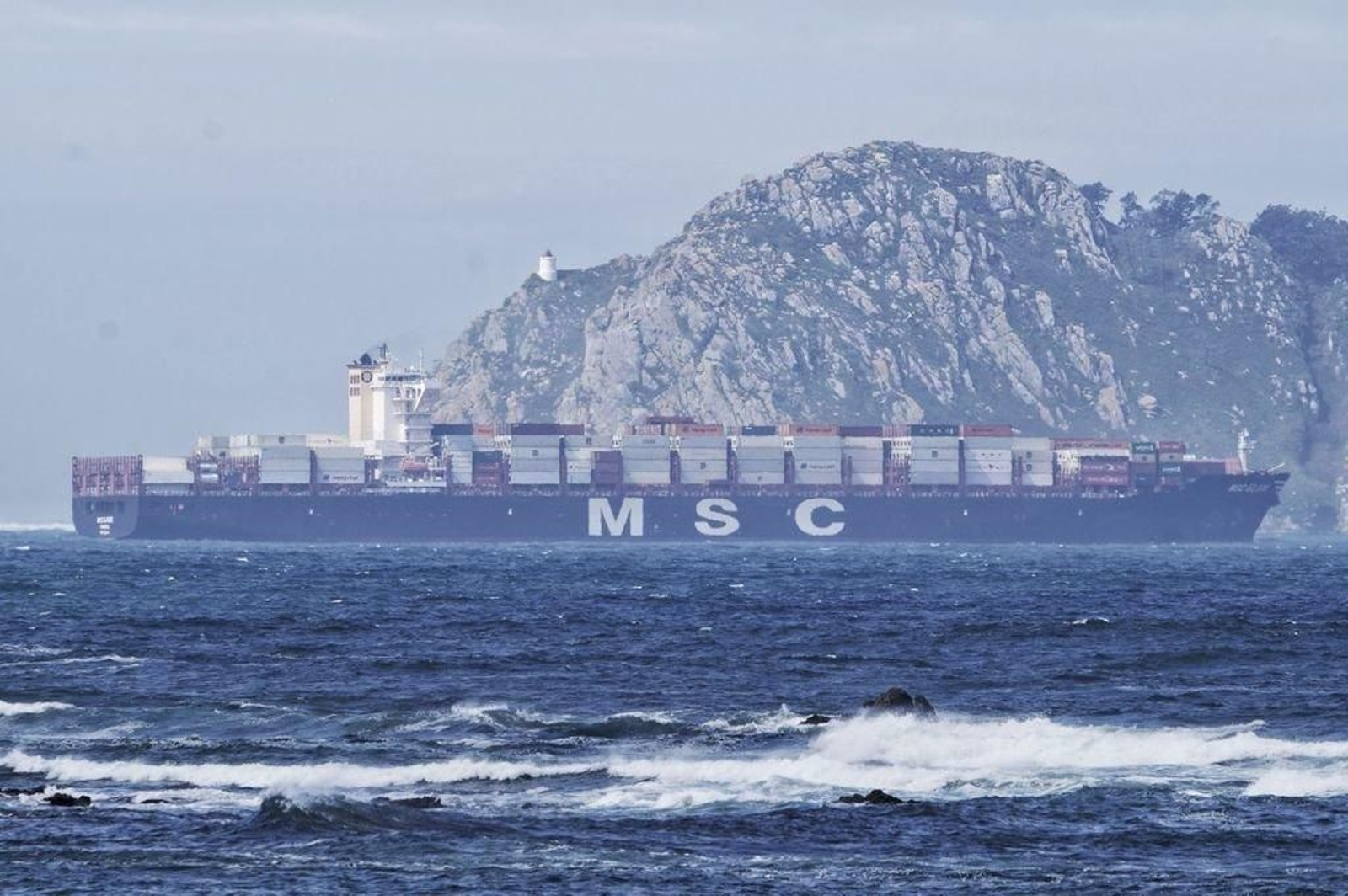La imponente figura del "MSC Elodie" ayer ante las Cíes, donde se refugió.