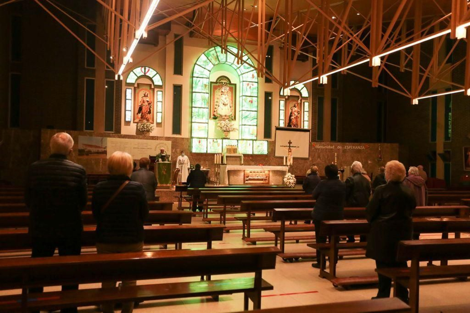 La parroquia del Rocío, en la misa de ayer con la distancia de seguridad y con  el cartel del 50 aniversario en el altar.