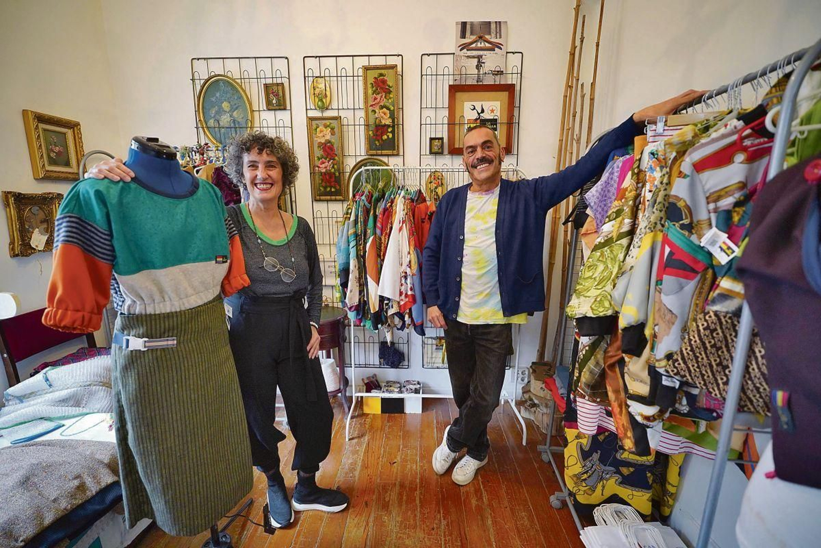 Patricia y Francisco Soto fundaron La Canalla en 1997, una firma de diseño que recicla tejidos en nuevas prendas en una elección guiada por motivos éticos.