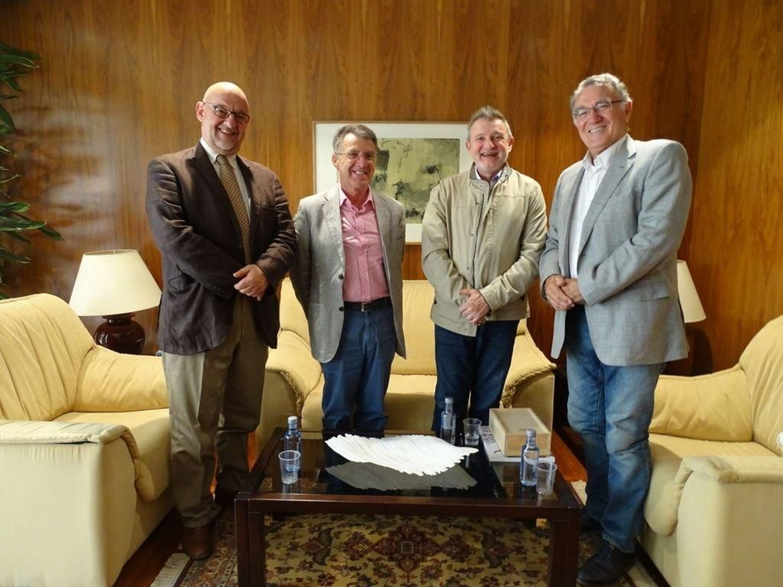 Los representantes municipales antes de la reunión