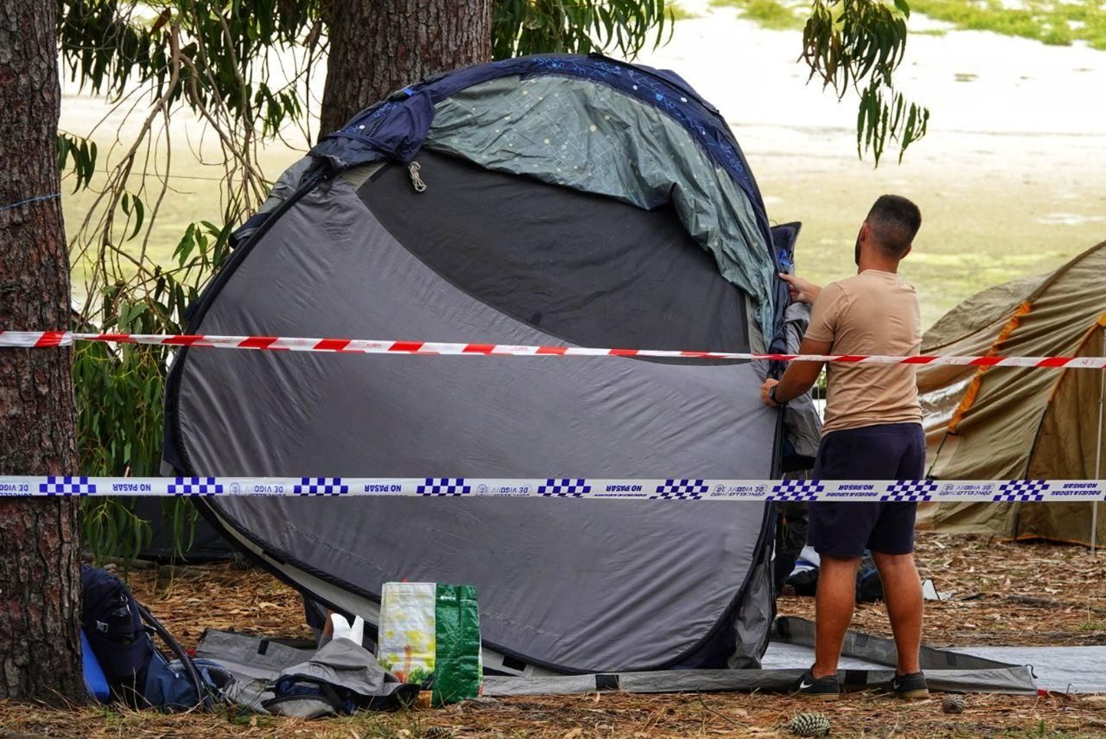 Una rama provoca un accidente en el camping de las Cíes. // Vicente Alonso