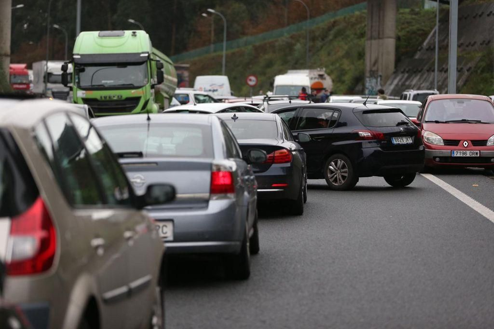 Cortado un carril de la AP-9 en Vigo después de volcar un camión en los túneles de A Madroa 14