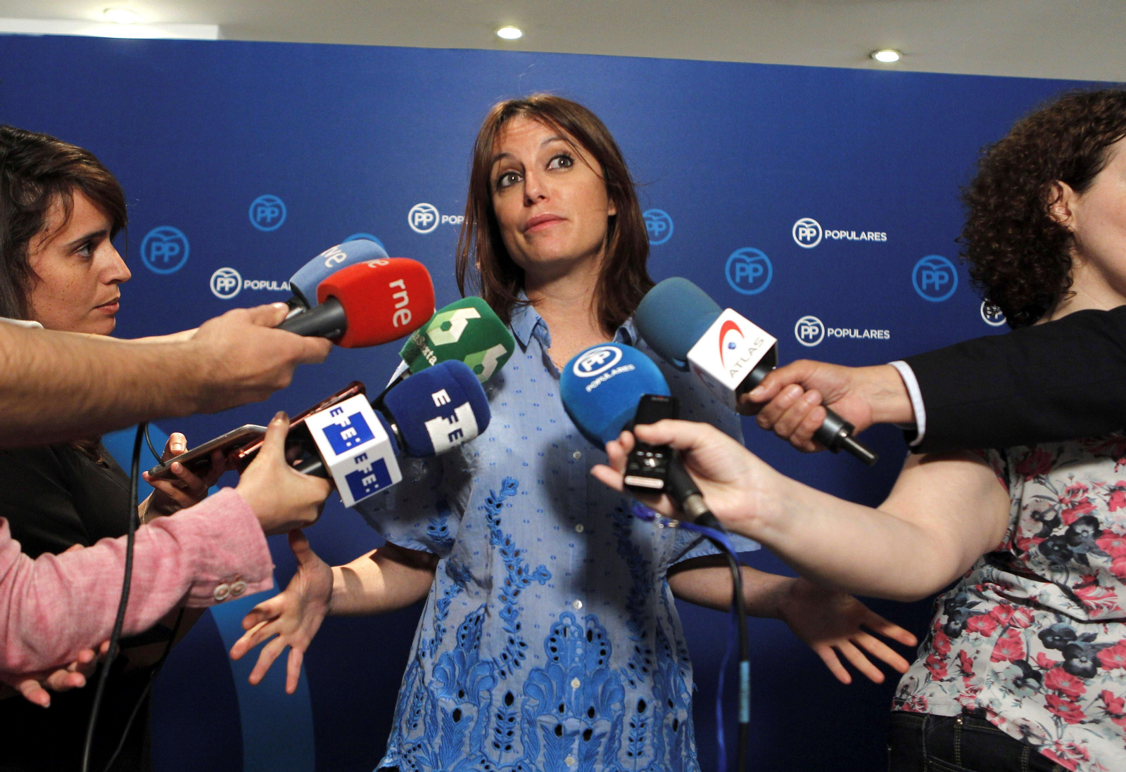 Levy, atendiendo a los medios de comunicación tras una comparecencia pública.