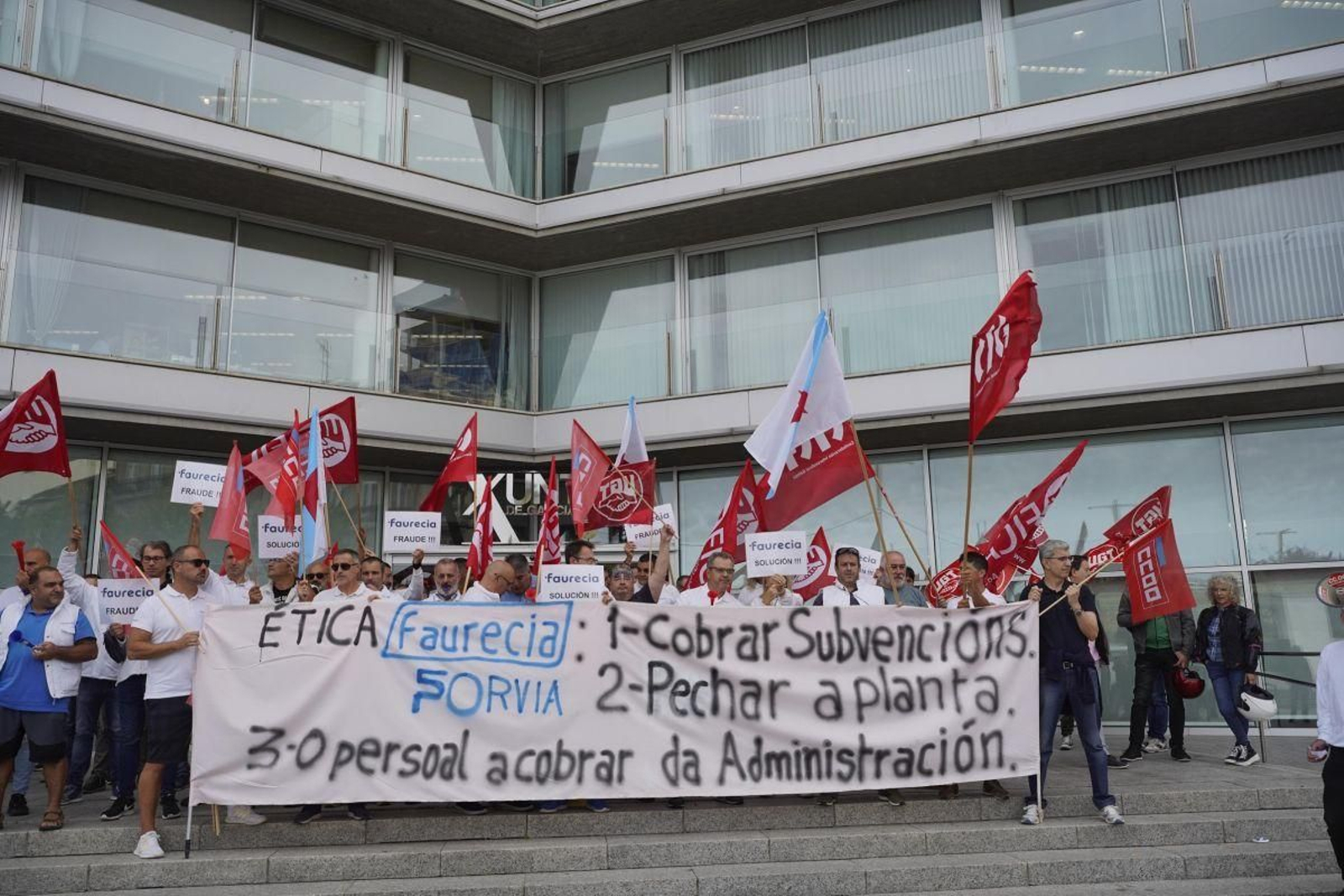 Trabajadores de Madera Fiber, a las puertas de la delegación de la Xunta.