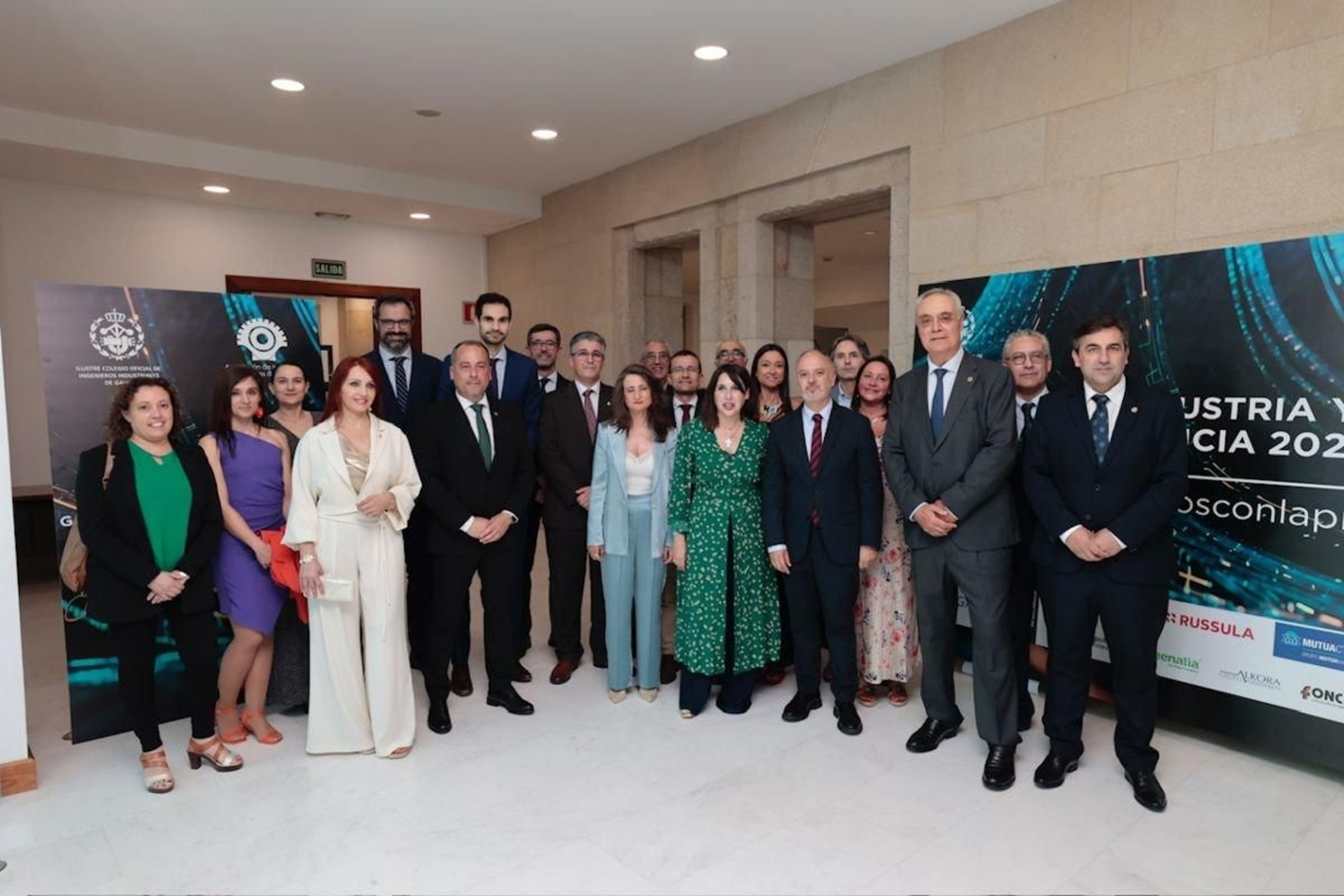 Foto de familia de los premiados con el jurado de los premios y autoridades.