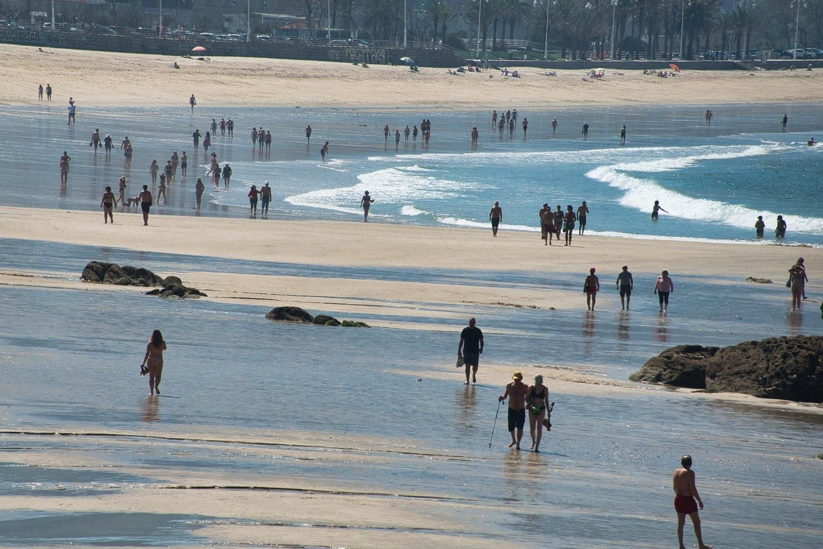 Gente paseando por Samil.