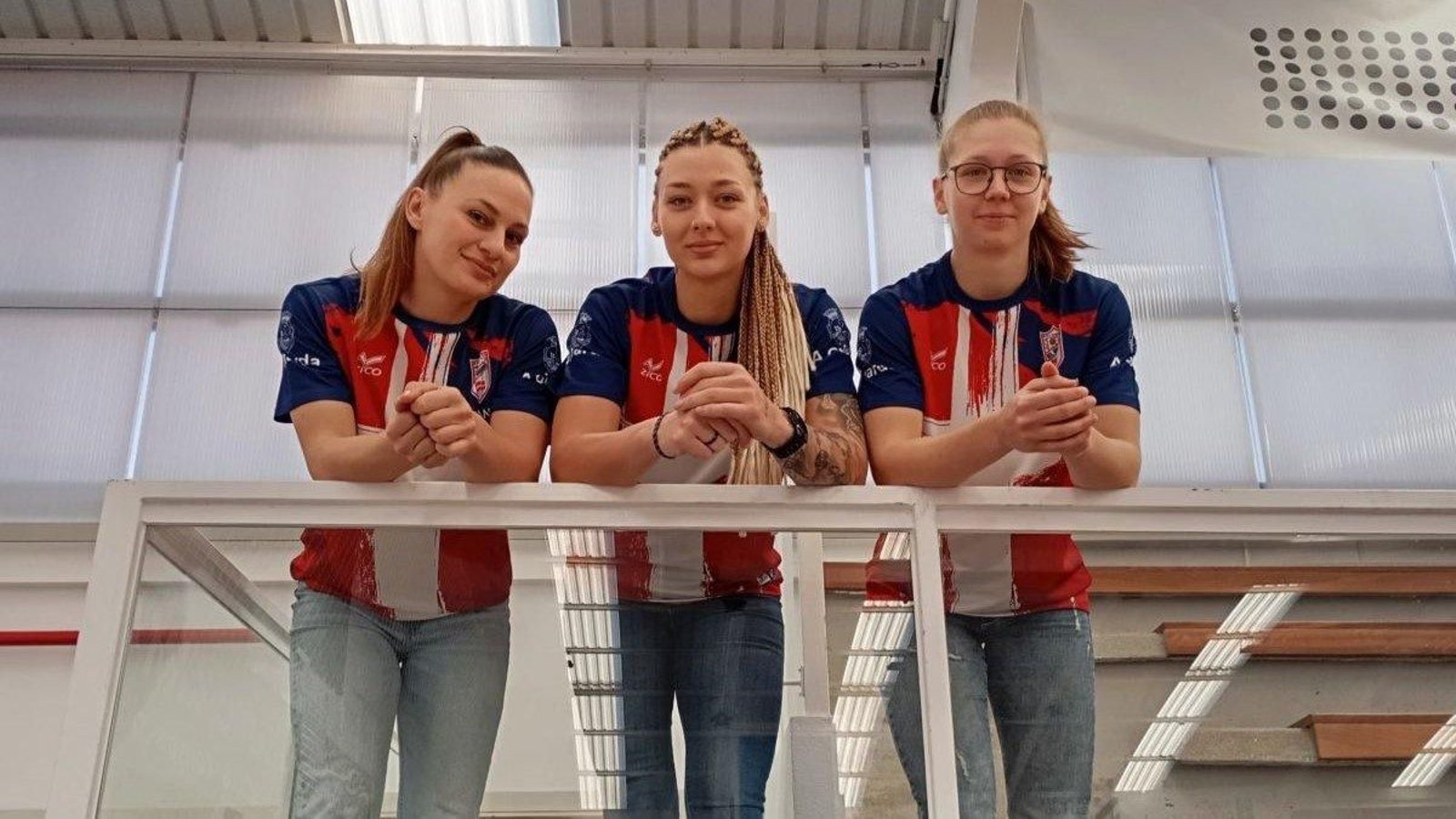 Surjan, Radovic y Hauptman sonríen en la grada del pabellón de A Sangriña, su hogar esta temporada.