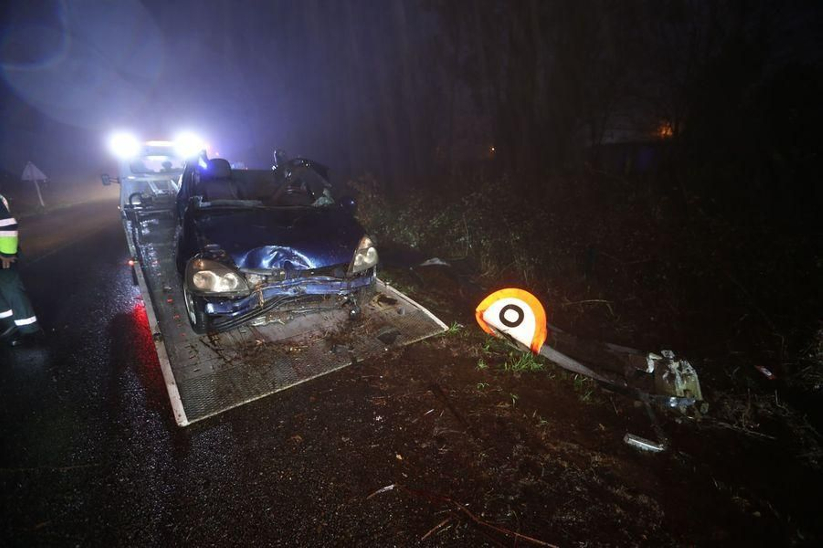 Herida al quedar atrapada en su vehículo tras colisionar contra un poste de la luz en Mos // Alberte