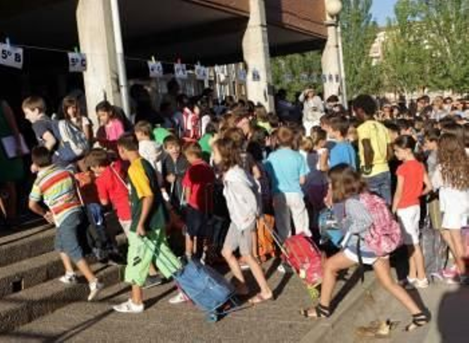 Un grupo de niños entra en un centro escolar.  (Foto: ARCHIVO)