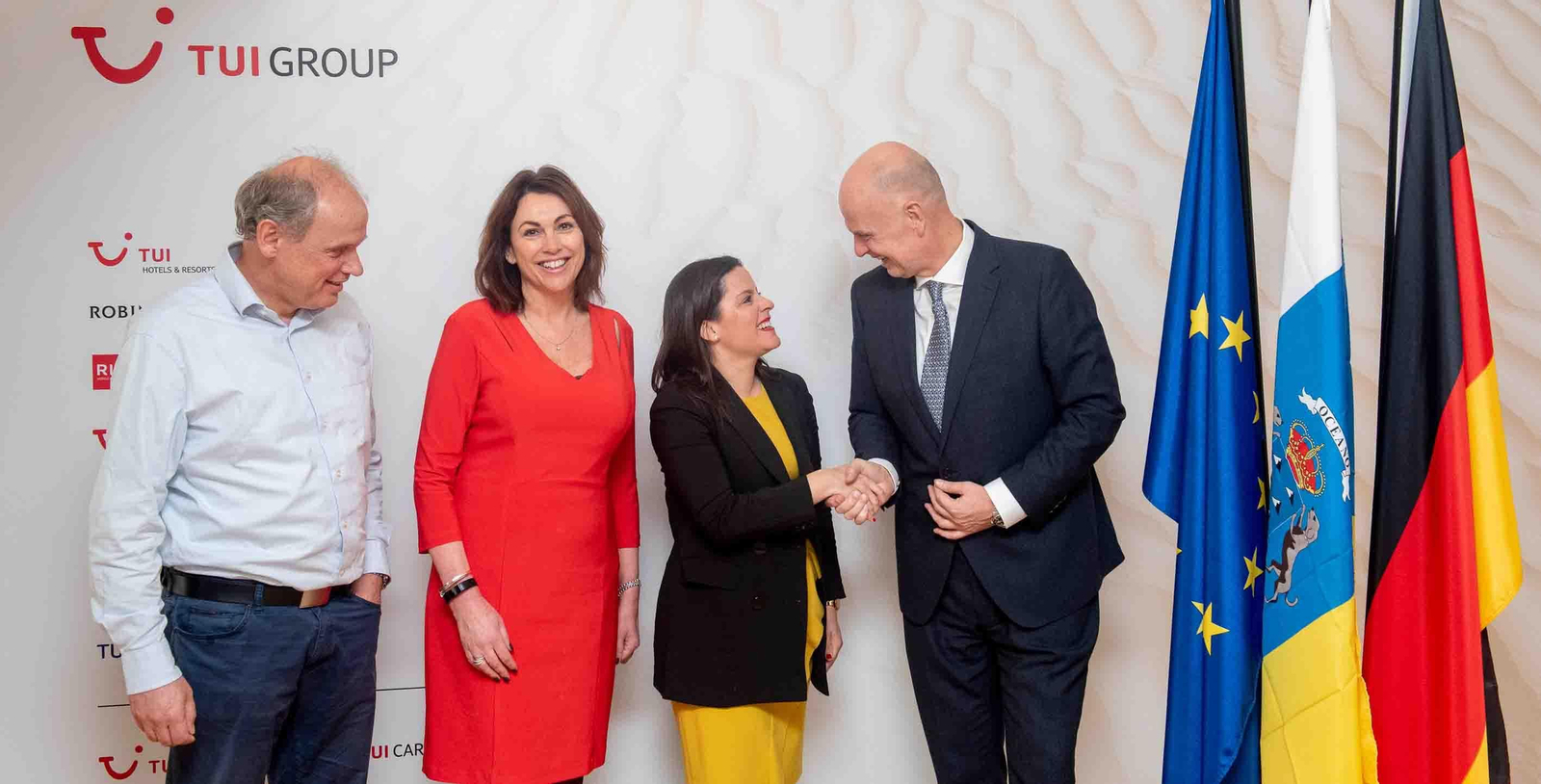 La consejera de Turismo de Canarias, Yaiza Castilla, con Thomas Ellerbeck, director corporativo del grupo TUI