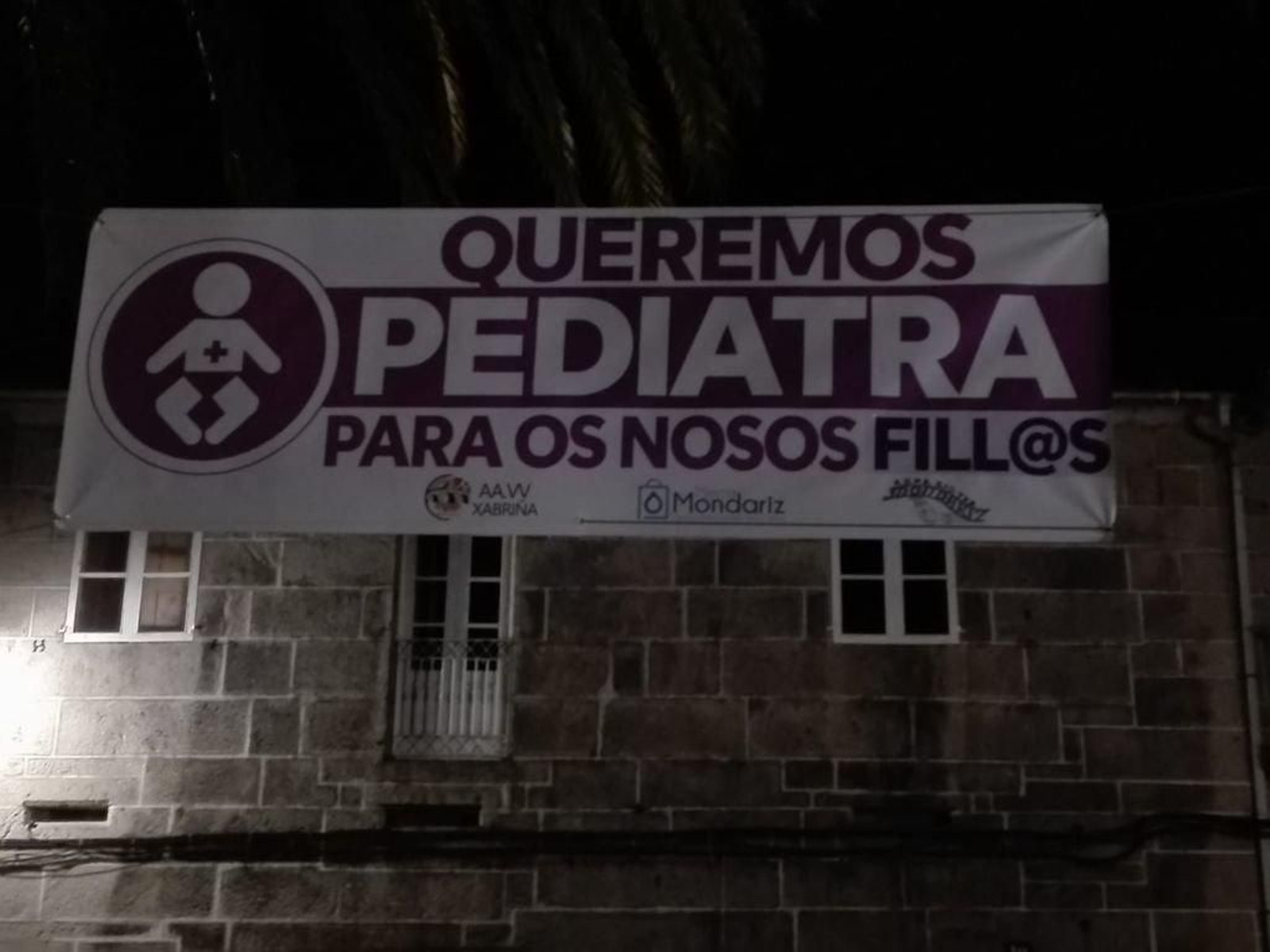 Una gran pancarta reivindica el servicio de Pediatría en el Centro de Saúde de Mondariz.