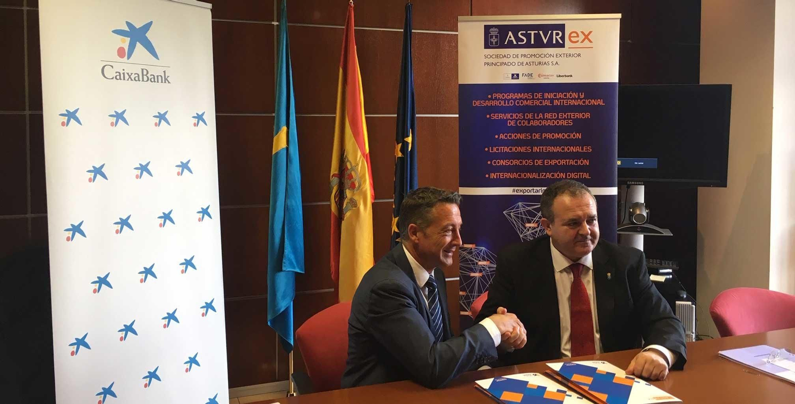 El director de Empresas de la territorial de Asturias-Castilla y León de Caixabank, Francisco Suárez, y el consejero de Empleo, Industria y Turismo, Isaac Pola