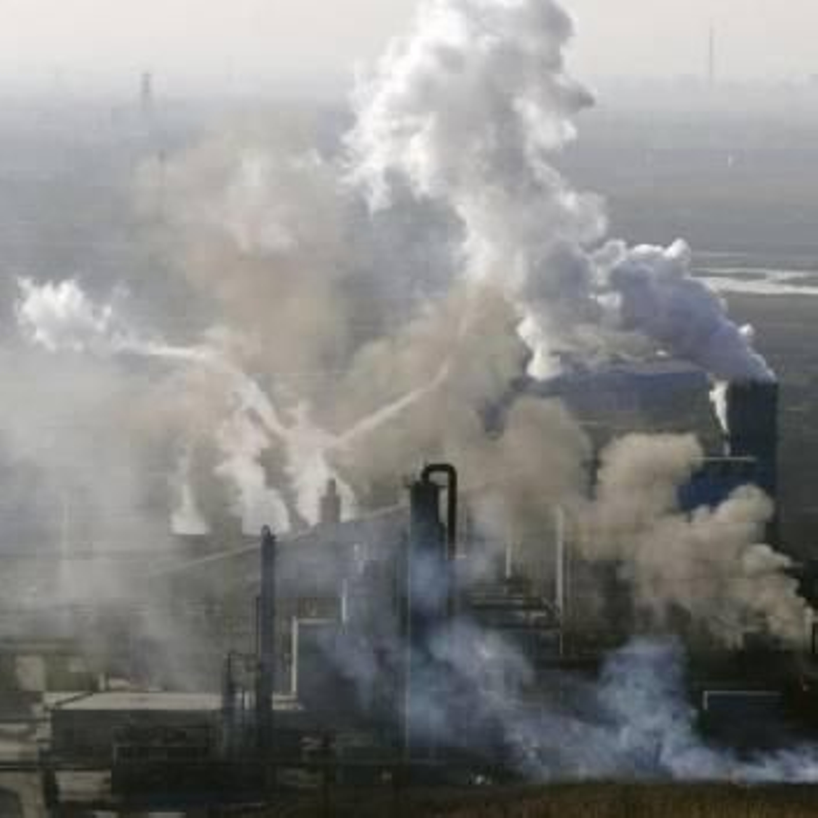 Humo saliendo de las chimeneas de una factoría. (Foto: Archivo)