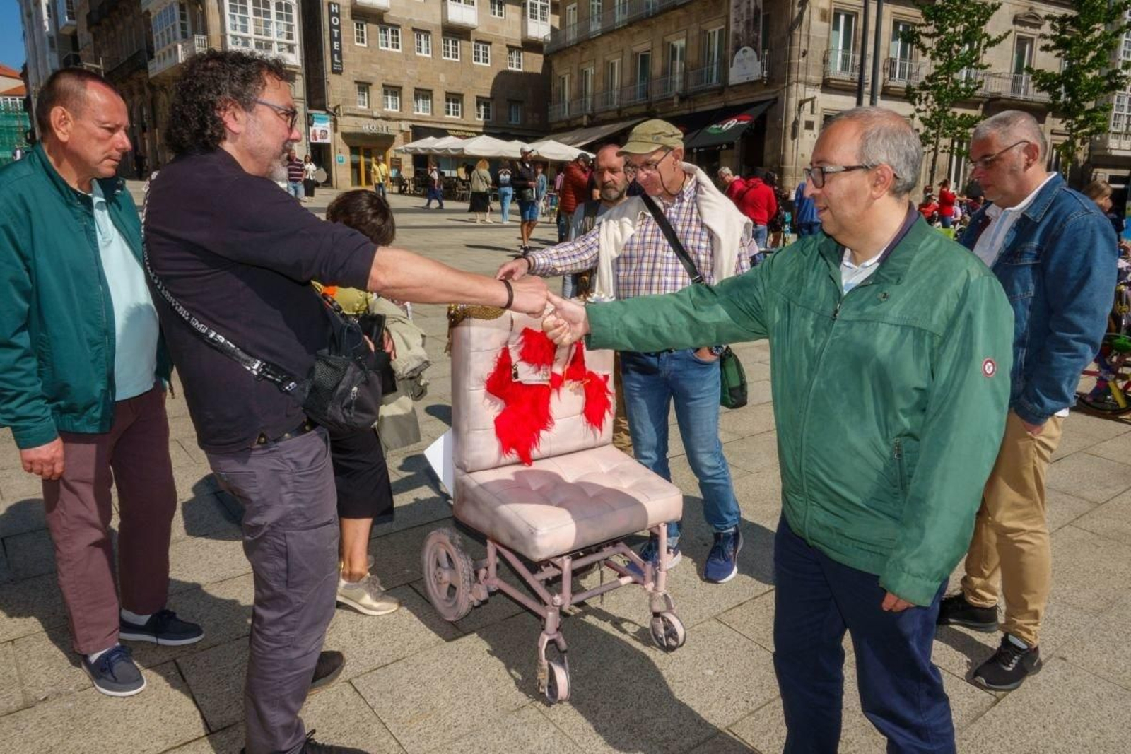 El Festival de Arquitectura Urbana incluyó la muestra en su programa. En la imagen, trabajadores de DOA que colaboraron en la obra.