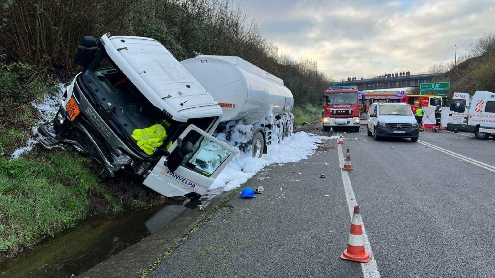 Imagen del accidente con un camión cisterna ocurrido la víspera de Fin de Año en Cambados.