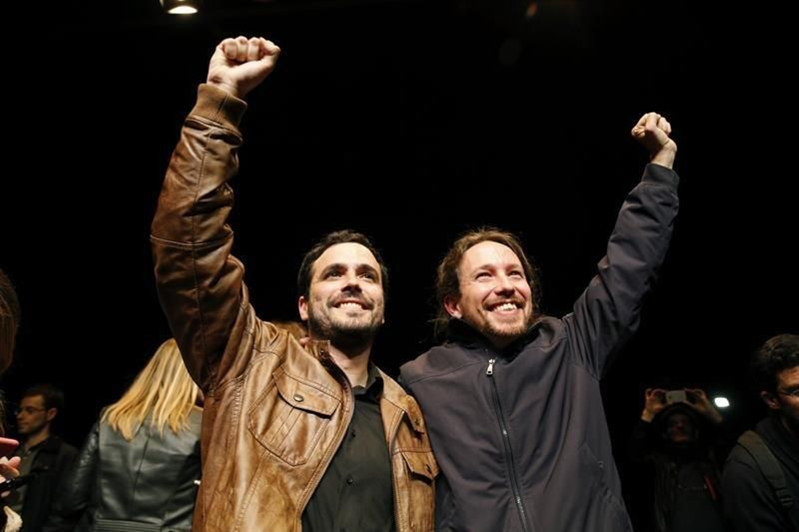 Los líderes de Podemos, Pablo Iglesias (d), y de Izquierda Unida, Alberto Garzón (i),