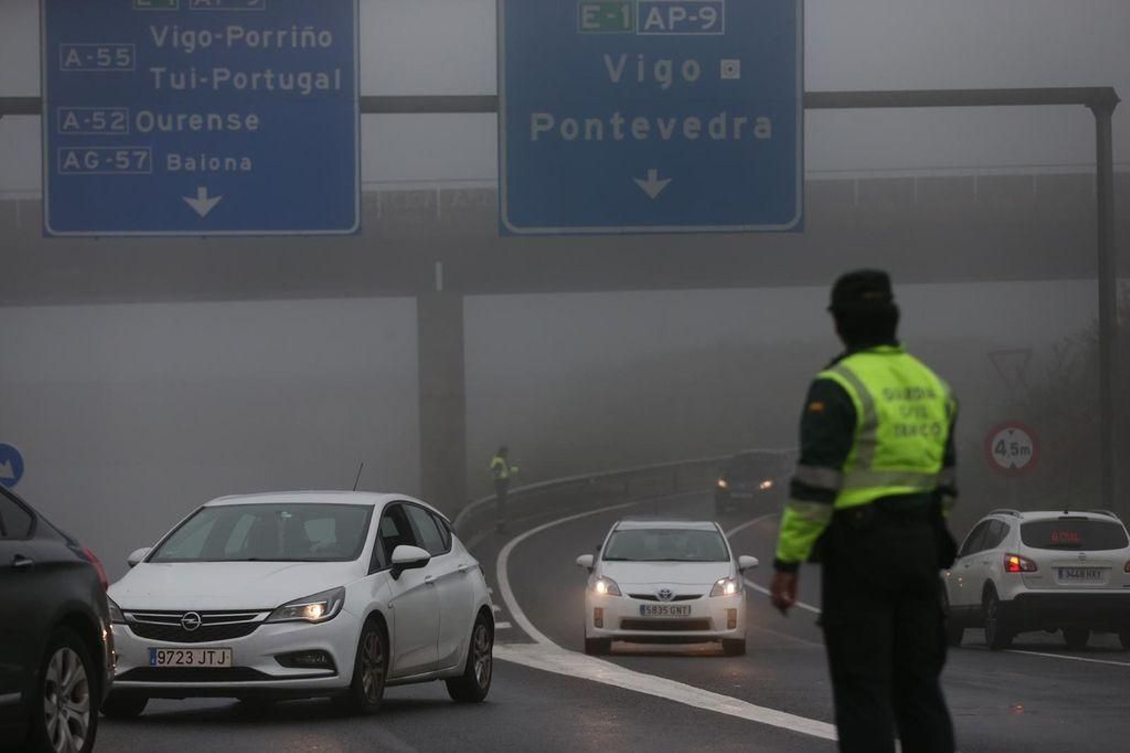 Cortado un carril de la AP-9 en Vigo después de volcar un camión en los túneles de A Madroa 21