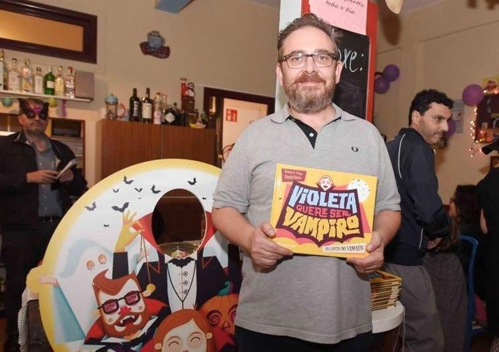 Ramón Domínguez Veiga  presentou onte un conto de Samaín, “Violeta quere ser vampiro”.