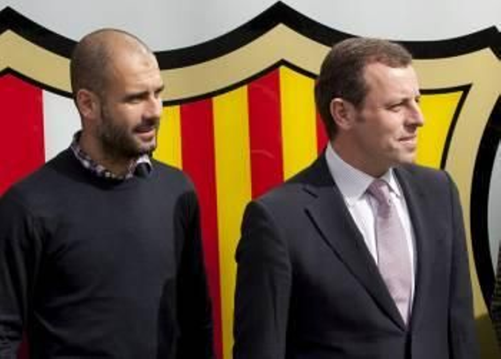 Guardiola y el presidente azulgrana, Sandro Rosell, poco después de fimar la renovación. (Foto: aleJANDRO GARCÍA)