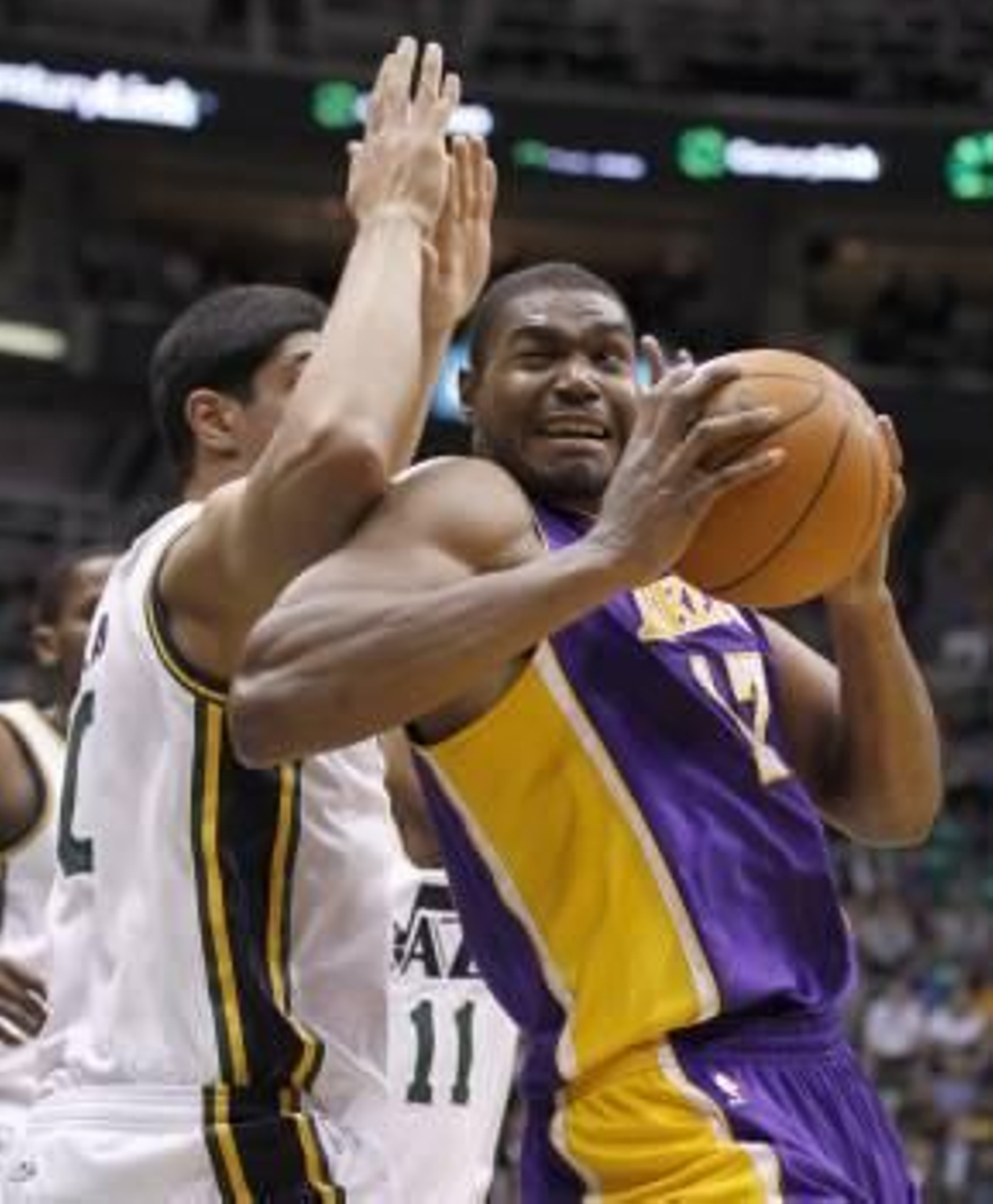 El jugador de Lakers Andrew Bynum (d) es marcado por Enes Kanter (i), de Jazz, hoy, miércoles 11 de enero de 2012, durante la primera mitad de un partido por la NBA  (Foto: EFE)