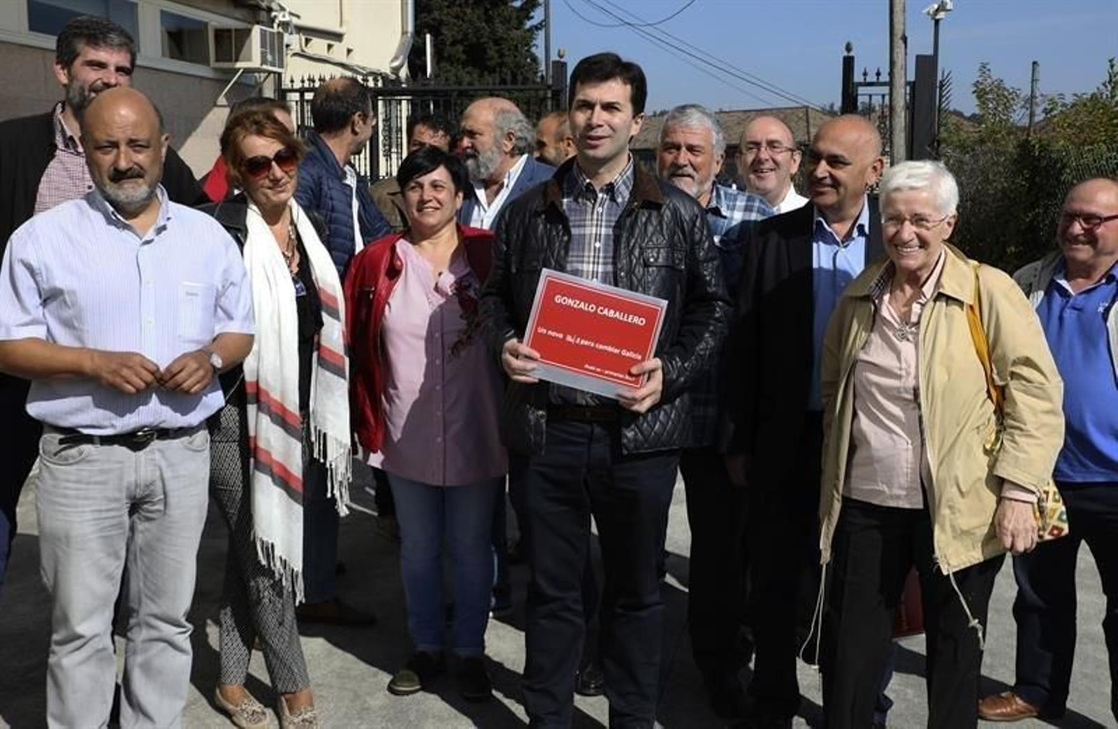 El precandidato a la secretaría general del PSdeG, Gonzalo Caballero (c