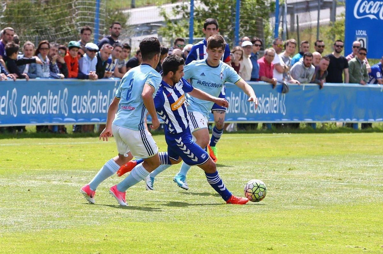 Aarón Rey e Riki tratan de sacar o balón a un dos futbolistas do Alavés no partido de onte.