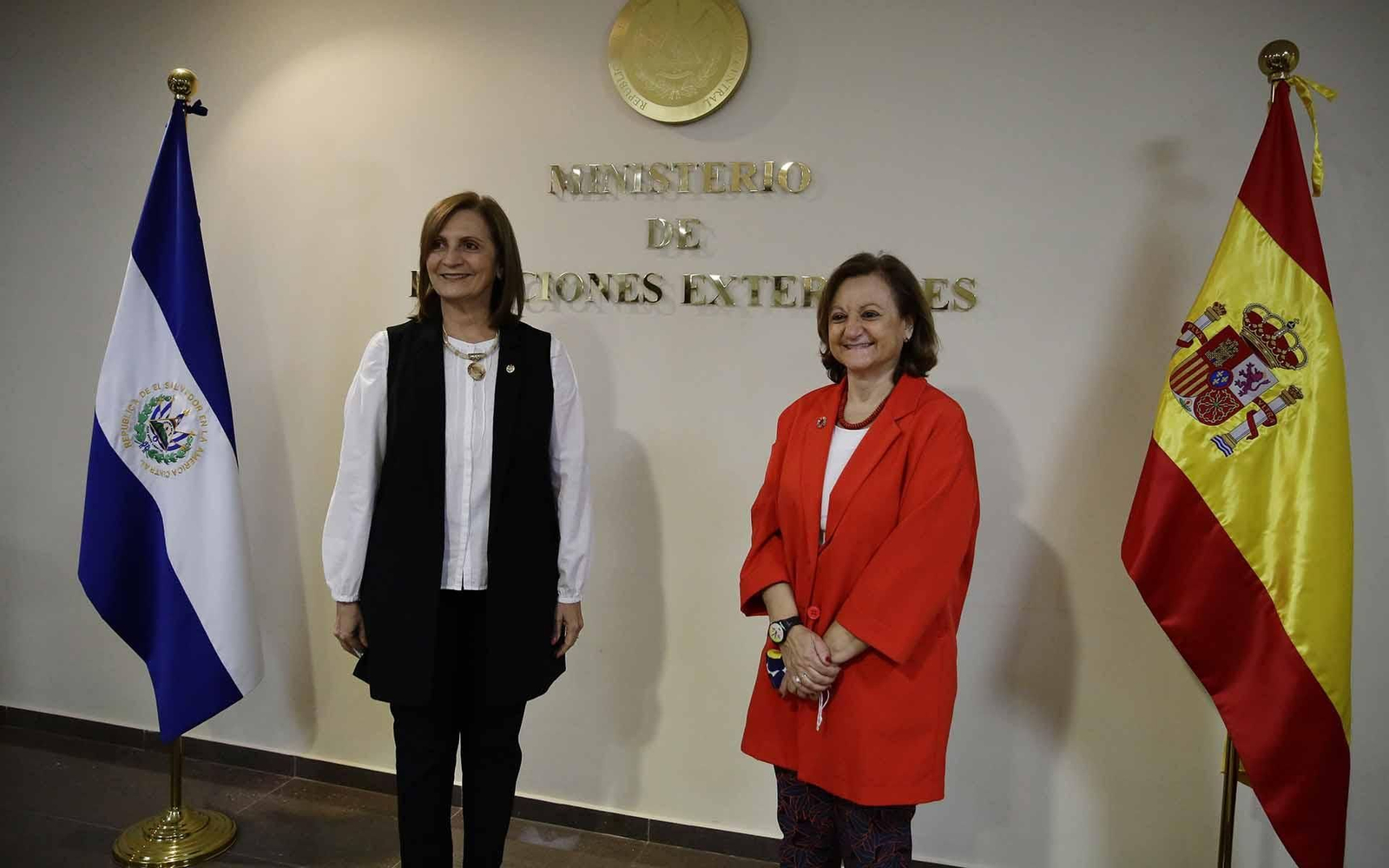 AME4625. SAN SALVADOR (EL SALVADOR), 22/03/2021.- La secretaria de Estado de Asuntos Exteriores y para Iberoamérica y el Caribe de España, Cristina Gallach (d), participa hoy en una reunión con la viceministra de Relaciones Exteriores, Integración y Promoción Económica de El Salvador, Patricia Comandari, en San Salvador (El Salvador). Gallach continuó este lunes con su visita en El Salvador y sostuvo diversas reuniones en las que abordaron temas relacionados al proyecto de integración centroamericana y de la pandemia. EFE/Rodrigo Sura