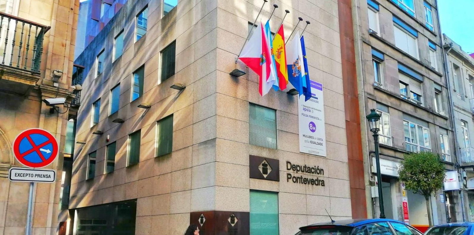 Banderas a media asta en la Diputacion en Vigo // Vicente Alonso