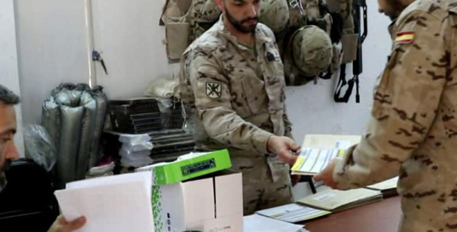 Militares españoles votan en el extranjero.