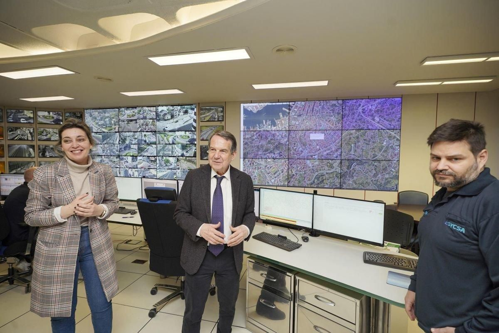 El alcalde Abel Caballero y la concejala de Seguridad, Patricia Rodríguez, visitando la sala de tráfico del Concello.