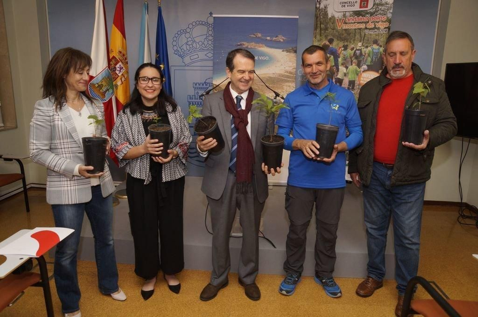 Abel Caballero y representantes de Montes de Vigo, con algunos ejemplares de la plantación que propiciará la quinta edición de la Andaina.