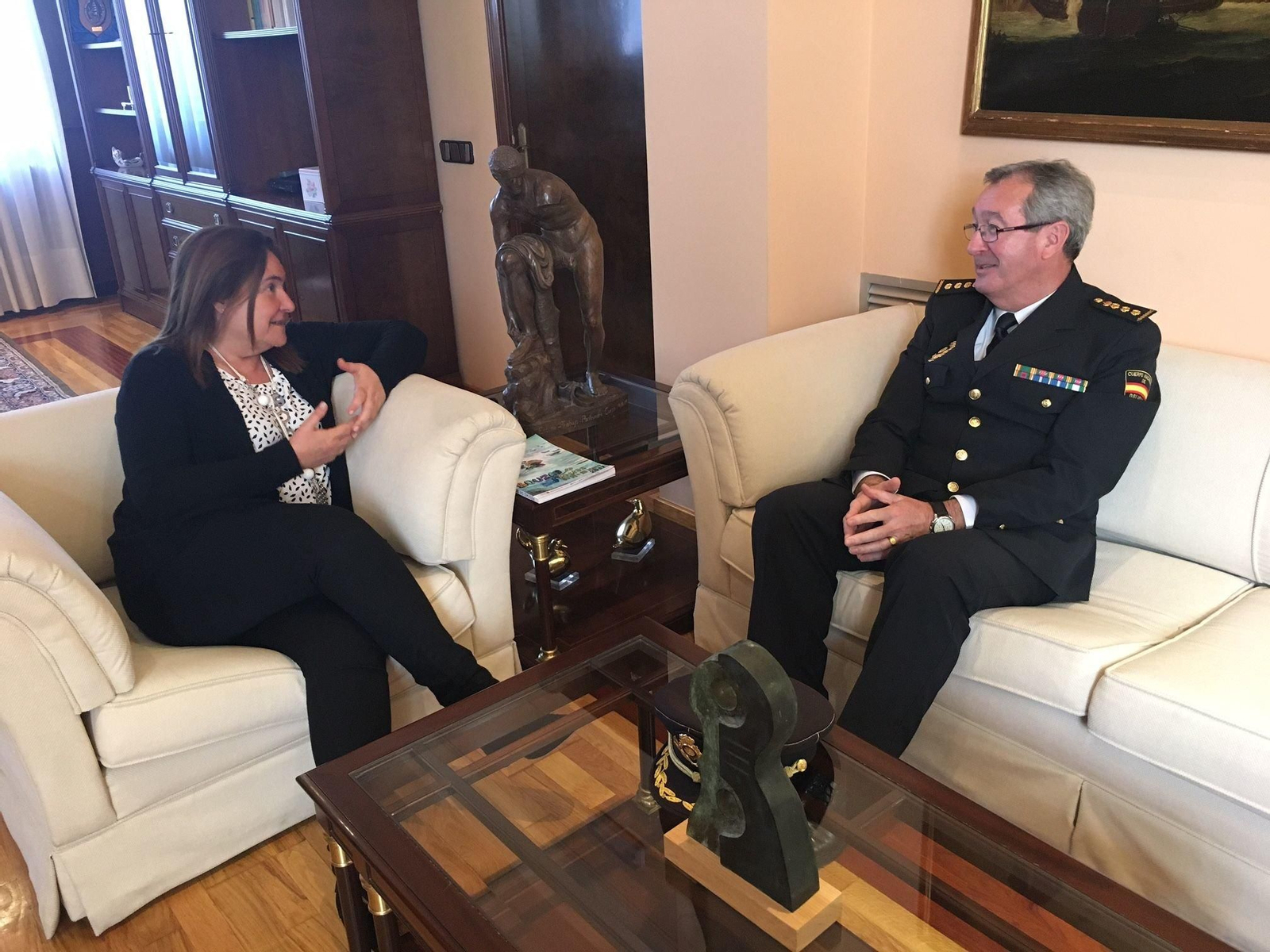 La subdelegada del Gobierno, la viguesa Ana Ortiz, con el comisario Manuel Teijeiro.