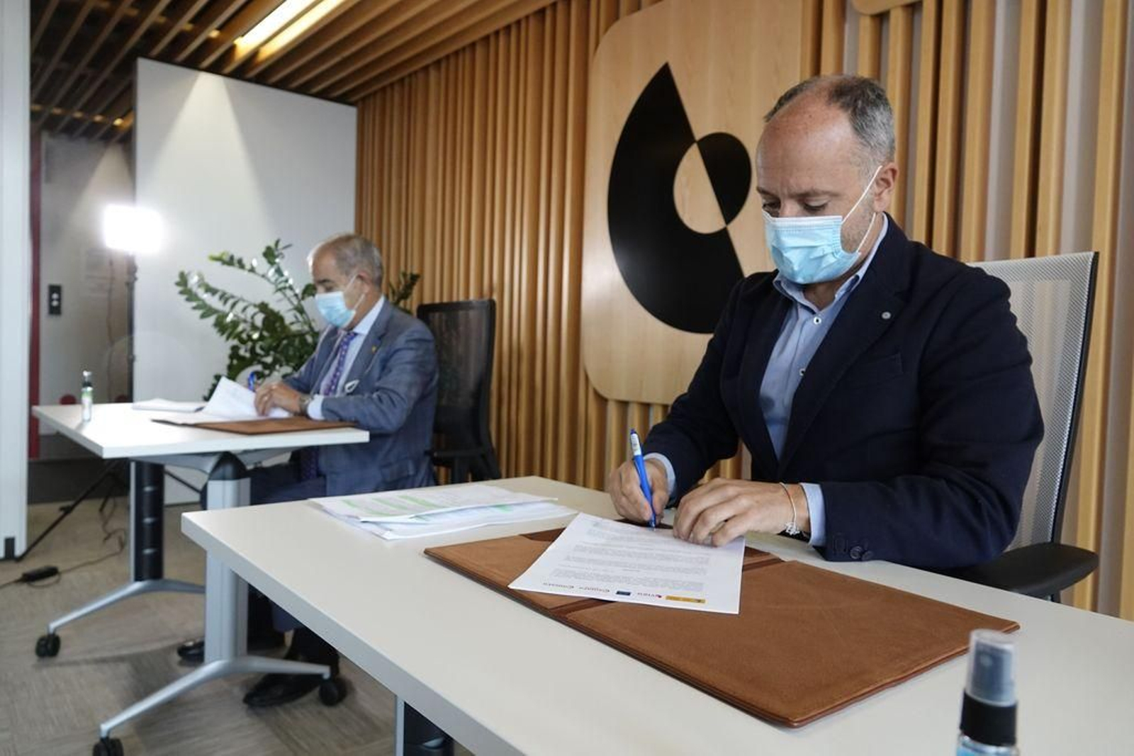 David Regades firmando junto a García Costas el convenio entre Zona Franca y la Cámara de Comercio.