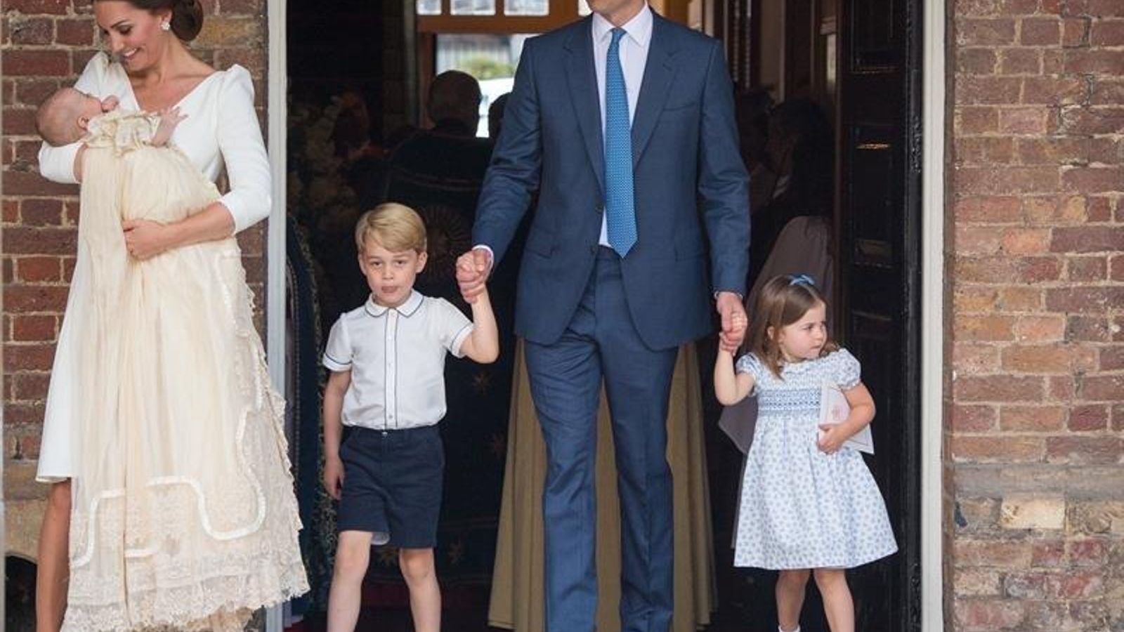 Los duques de Cambridge, Guillermo y Catalina, con sus tres hijos.
