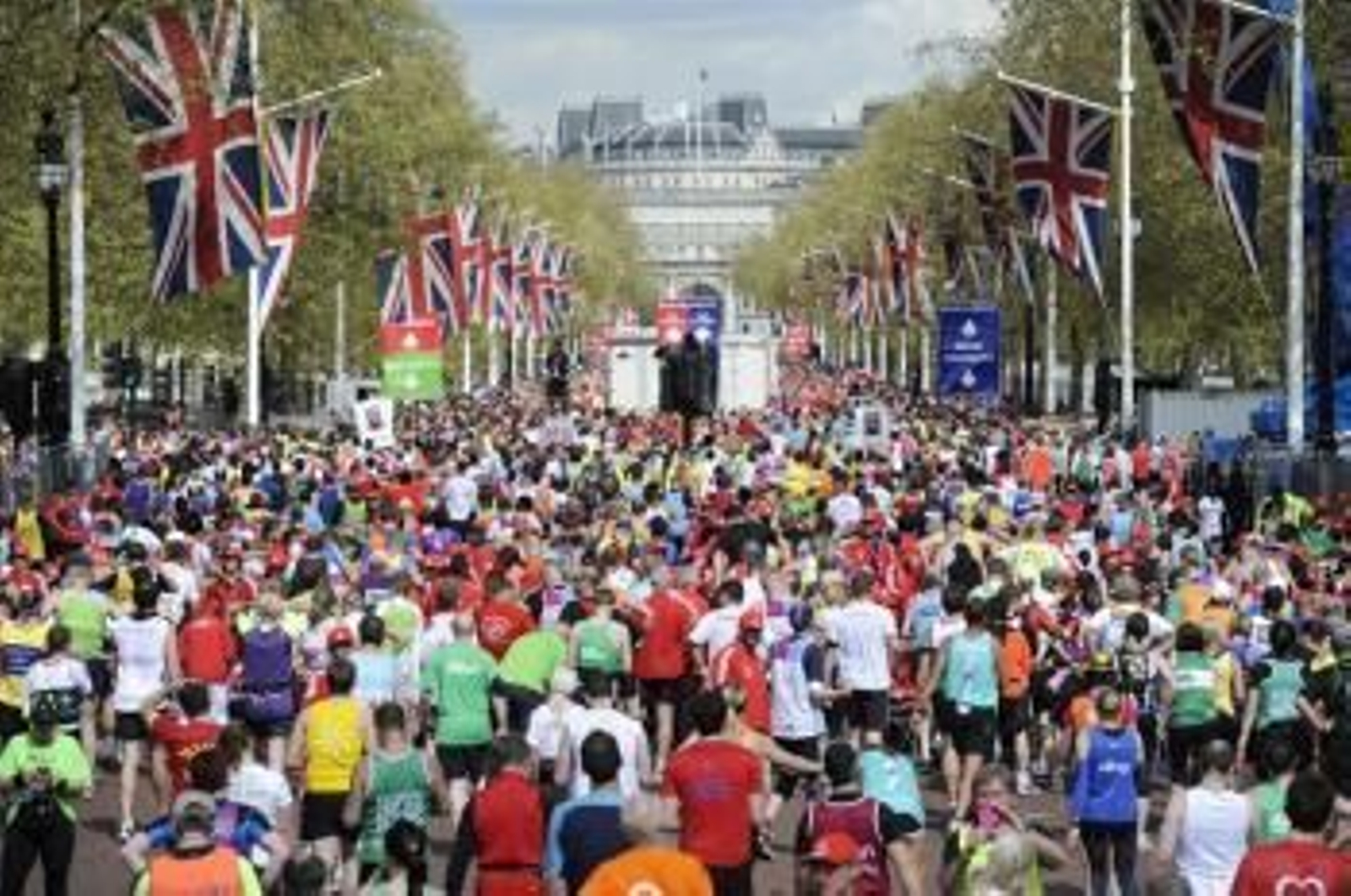 Atletas compiten durante el Maratón de Londres