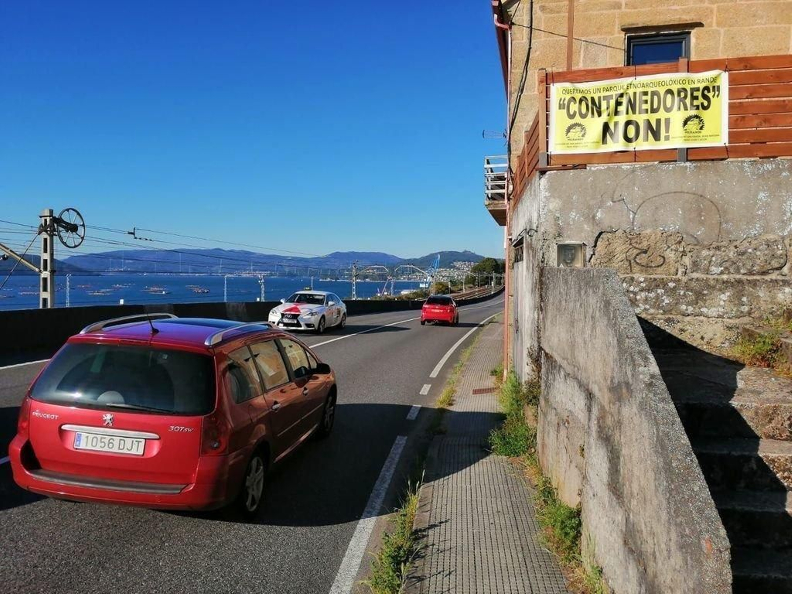 Los vecinos de la parroquia de Rande mostraron su oposición hace meses a la base de contenedores.