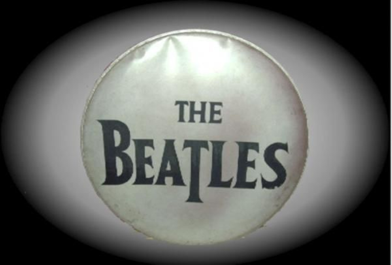 La piel del tambor de los Beatles es llevada a subasta.