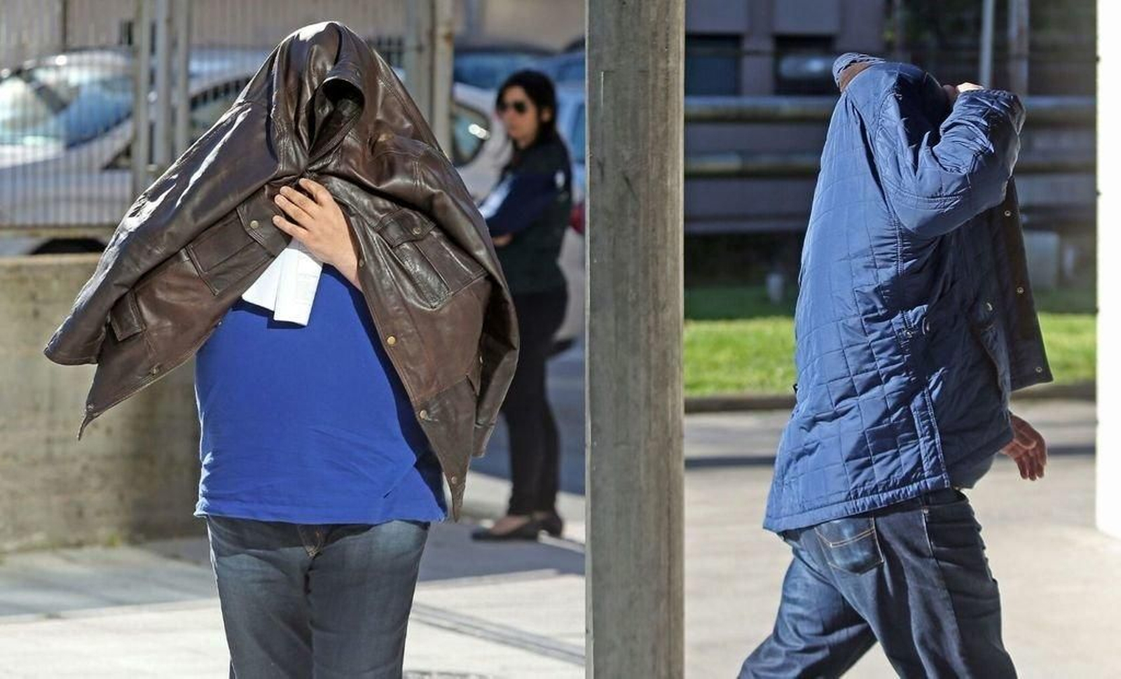 Manuel y Alfredo trataron siempre de evitar a las cámaras, tapando su rostro.