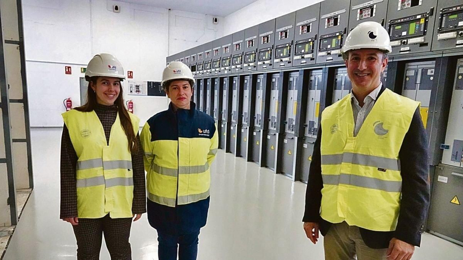 Francisco Ramos, delegado de UFD en la provincia, con las técnicas territoriales de distribución y directoras de la obra de la subestación de Sárdoma.