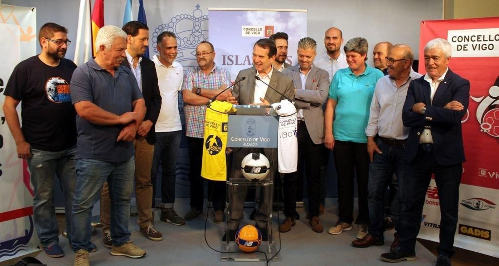 El alcalde de Vigo, Abel Caballero, presentó ayer el torneo junto a representantes de diversos clubes olívicos.