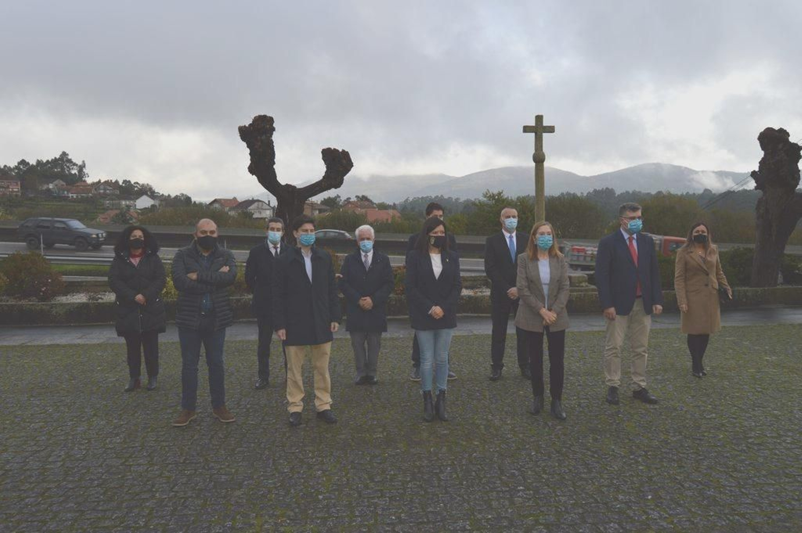 La exministra Ana Pastor, la alcaldesa Nidia Arévalo y representantes empresariales y diputados, ayer ante la A-55.