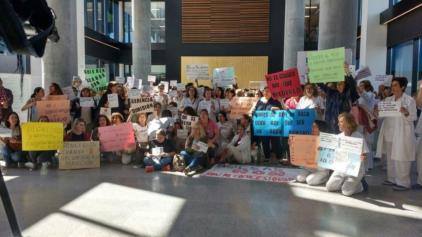 Las trabajadoras corearon ayer consignas contra la dirección del área, ante la mirada de los ciudadanos. El encierro se trasladó al exterior y por la tarde se volvió a utilizar el vestíbulo.