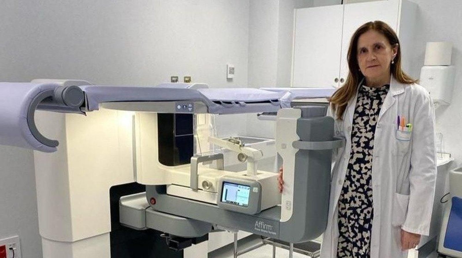 La coordinadora de la Unidad, Rosa Mallo, con la nueva mesa de biopsias.