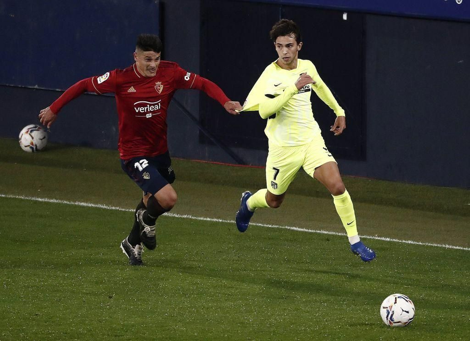 El excéltico Roncaglia persigue a Joao Félix, protagonista ayer.