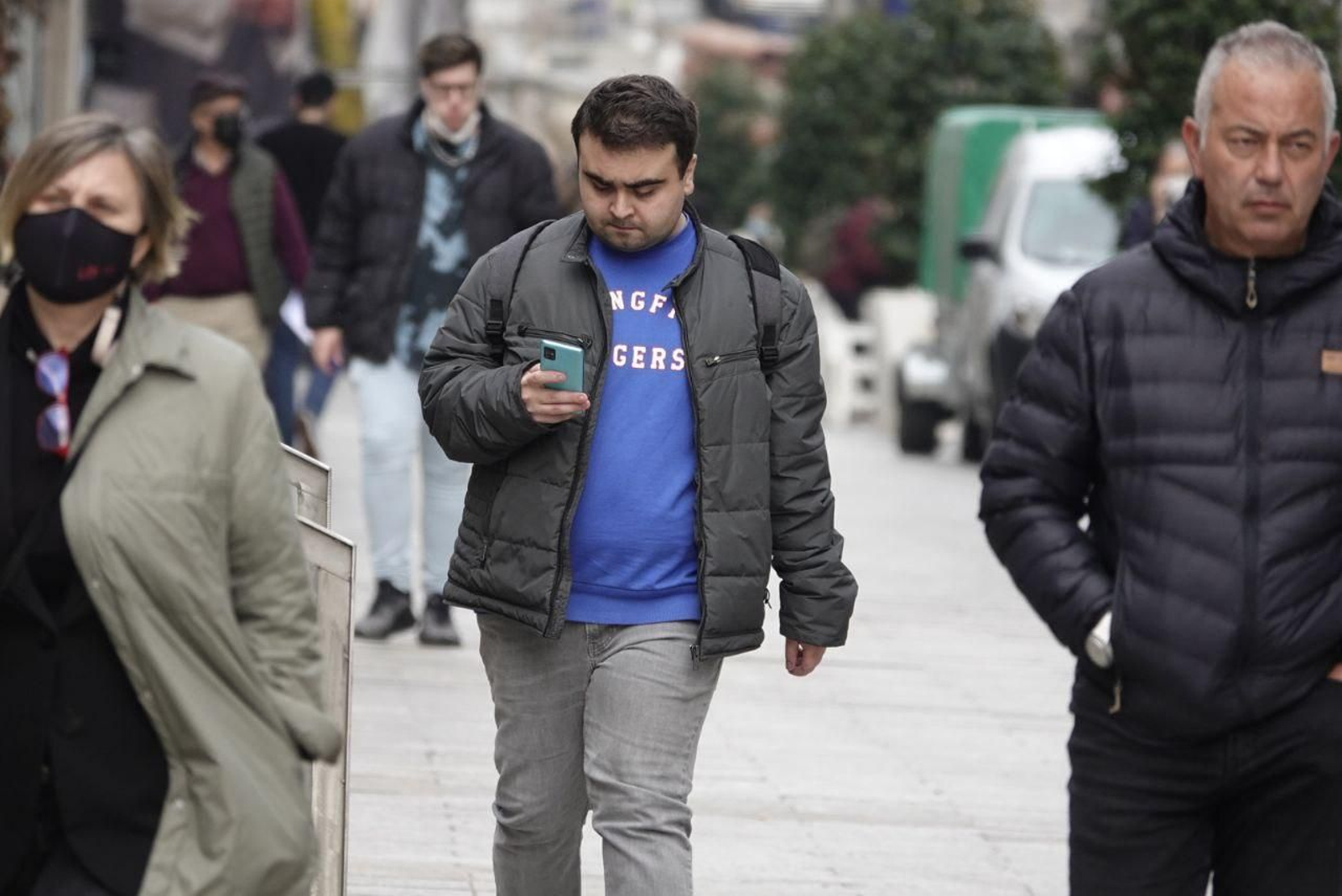 Vigueses el primer día sin la obligatoriedad de llevar mascarilla en exteriores.