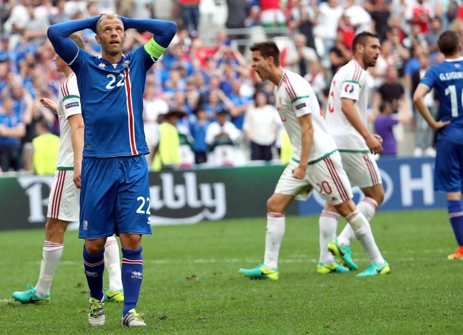 El islandés Gudjohnsen se lamenta en el partido de ayer ante Hungría.