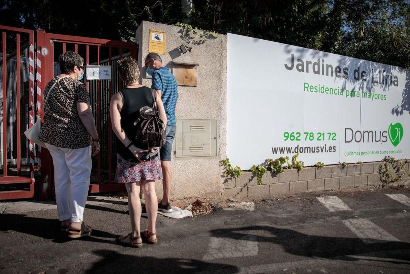 Familiares acceden a la residencia Domus VI de Lliria ayer por la mañana.
