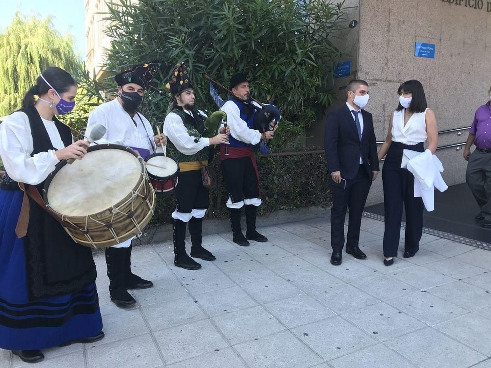 Juan y Marta, ayer, recibidos por un grupo de gaitas a la salida del juzgado.